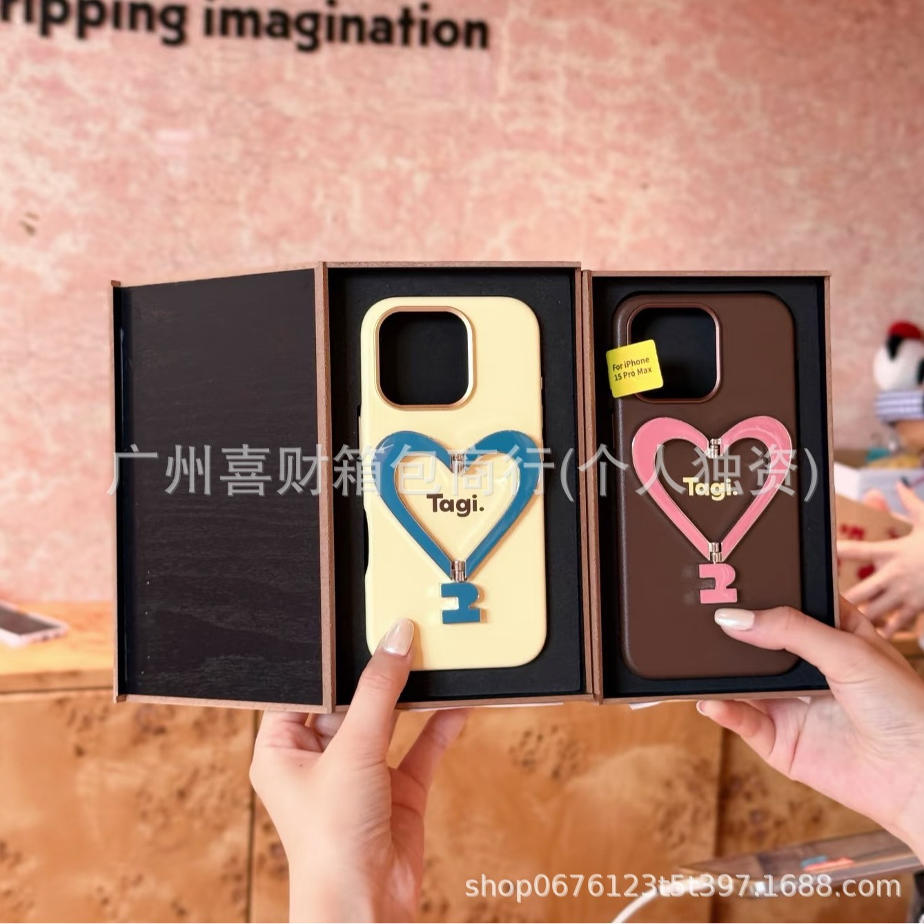 Tagi.《讓人開心》金屬支架皮質愛心手機殼iPhone16promax防指紋 2