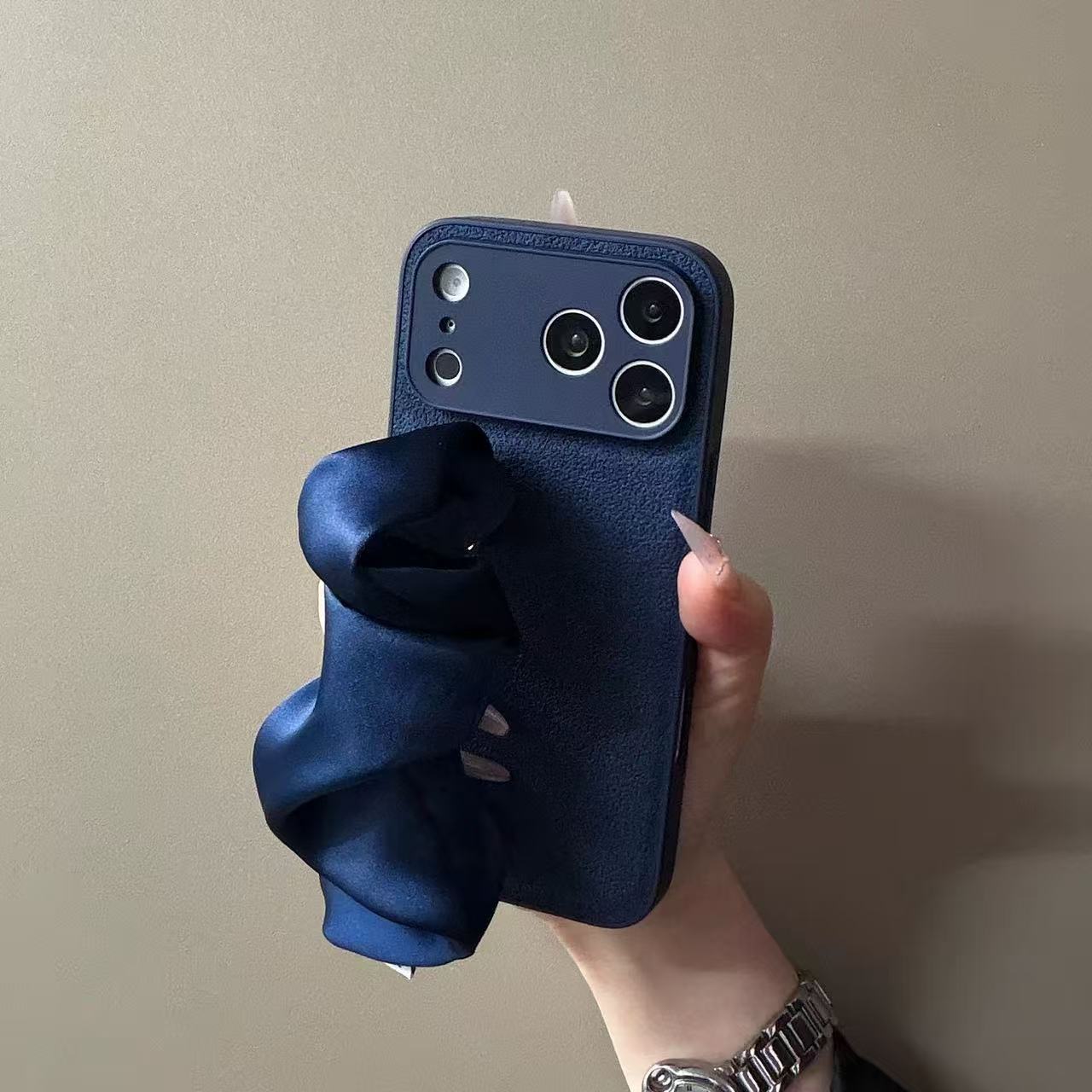 小眾純色月坑紋絲巾腕帶適用18promax蘋果16手機殼iPhone15新款17